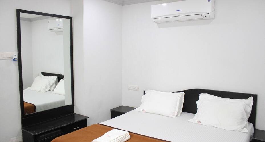 White House Service Apartmtent 4, Vadodara 3
